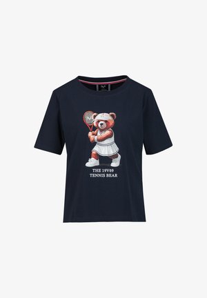T-shirt bleu marine avec illustration d'un ours en peluche en tenue de tennis tenant une raquette, texte « THE 19V69 TENNIS BEAR » sous l'ours.