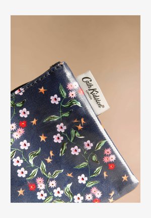 Tengerészeti cipzáras tároló, virág- és csillagmintákkal rózsaszín, piros és zöld színekben, az oldalán "Cath Kidston London" felirattal.