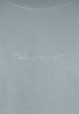 Lichtblauwe geribbelde sweatshirt met een subtiel geborduurd logo in het wit, met een ronde halslijn en een gestructureerde stof.