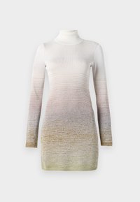 Hosszú ujjú garbós ruha, amely gradációs mintázatban van, fehérből világosbarna árnyalatba átmenve, textúrázott kötött mintával és testhezálló szabással.