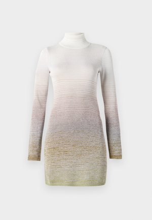 Langærmet turtleneck kjole i et gradientdesign, der går fra hvid til lys brun, med et tekstureret strikmønster og tætsiddende silhuet.