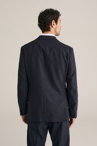 Marineblauw colbert van gestructureerde stof, met een enkele split, ingezette revers en knoopmanchetten, gezien van achteren.