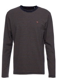 Langärmliges navyblaues T-Shirt mit feinen beigen Streifen, Rundhalsausschnitt und kleinem roten Logo auf der Brust. Aus weichem, elastischem Stoff gefertigt.