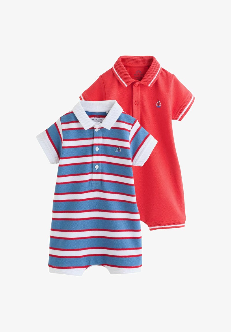 Dwa kombinezony niemowlęce z kołnierzykami, jeden jednolity czerwony, a drugi niebieski w białe i czerwone paski, oba z małą haftowaną łódką żaglową na piersi.