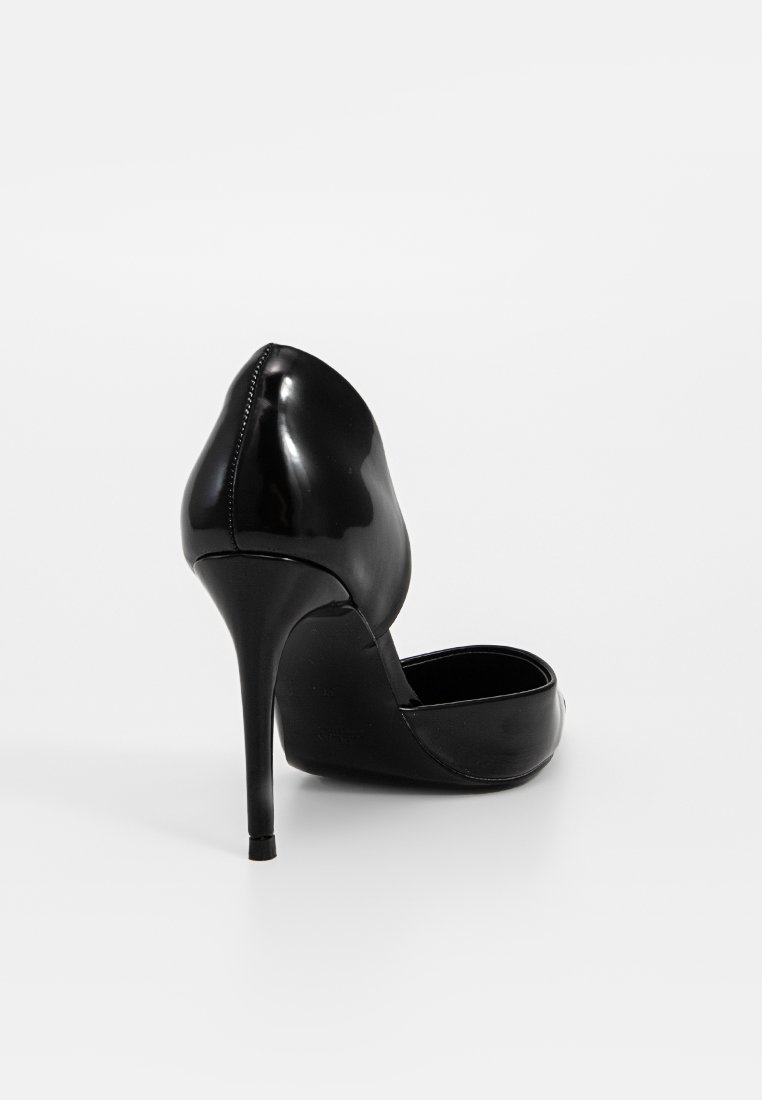 Schwarzer Lackleder-High-Heel-Schuh mit einer eleganten spitzen Toze und einem Stilettoabsatz, der eine glatte, glänzende Oberfläche und minimale Nähte aufweist.