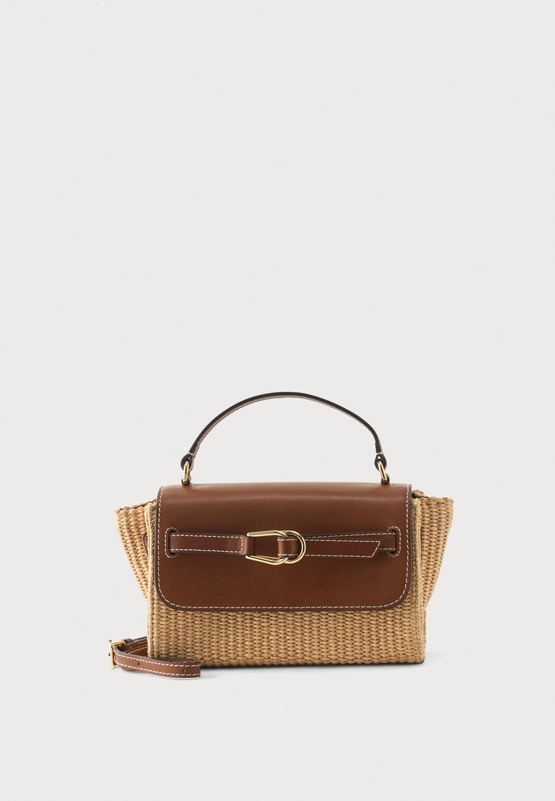 Ορθογώνια πλεκτή τσάντα από άχυρο με καφέ δερμάτινο καπάκι, χρυσή πόρπη, επάνω χειρολαβή και αποσπώμενο ιμάντα ώμου σε λευκό φόντο.