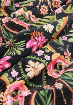 Sort stof med livligt blomstermønster, prydet med pink, hvide og orange blomster, grønne blade og indviklede detaljer.
