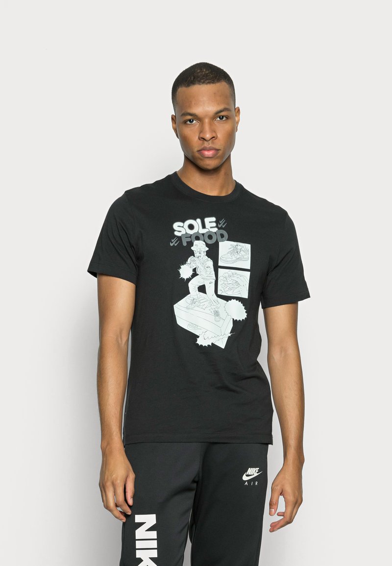 Sort bomulds t-shirt med grafisk tryk med ordene "SOLE FOOD" og illustrative designs, rund halsudskæring og korte ærmer.