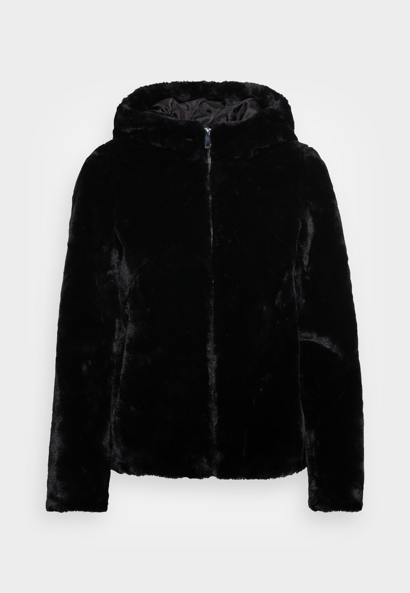 Veste noire en fausse fourrure avec manches longues, fermeture éclair devant et capuche attachée sur un fond clair uni.