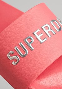 Superdry & Co CODE - Chanclas de baño - active pink