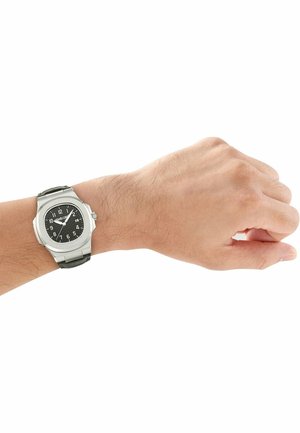 Mannenpols met een zilveren analoog horloge met een zwarte wijzerplaat en een zwarte leren band, waarbij de tijd 10:10 aangeeft, op een witte achtergrond.