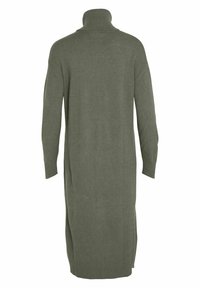 Longue robe-pull en maille kaki à col roulé avec poignets et ourlet côtelés, vue de dos sur fond blanc.