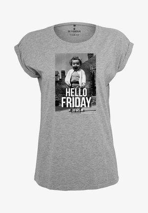Graues Kurzarm-T-Shirt aus weichem Stoff mit einem zentralen schwarz-weißen Grafikdesign und dem Text "HELLO FRIDAY" in fetten weißen Buchstaben.