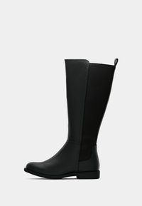 Čierne čižmy po kolená s hladkým, matným povrchom, zaoblenou špičkou a elastickými bočnými panelmi pre pružnosť, vybavené ťahacím pásikom na vrchu.