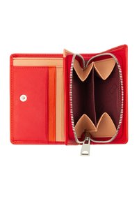 Portafoglio in pelle rossa con più scomparti per carte, un comparto con zip e un interno beige. Presenta una chiusura a scatto e un contrasto di texture.