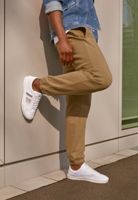 LIGHTWEIGHT STRIPES - Sapatilhas - white