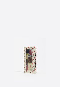 Caja de regalo con un diseño floral y fresas, que contiene artículos de patrones coloridos, incluyendo estampado de leopardo y flores. Marca: Bimba y Lola.