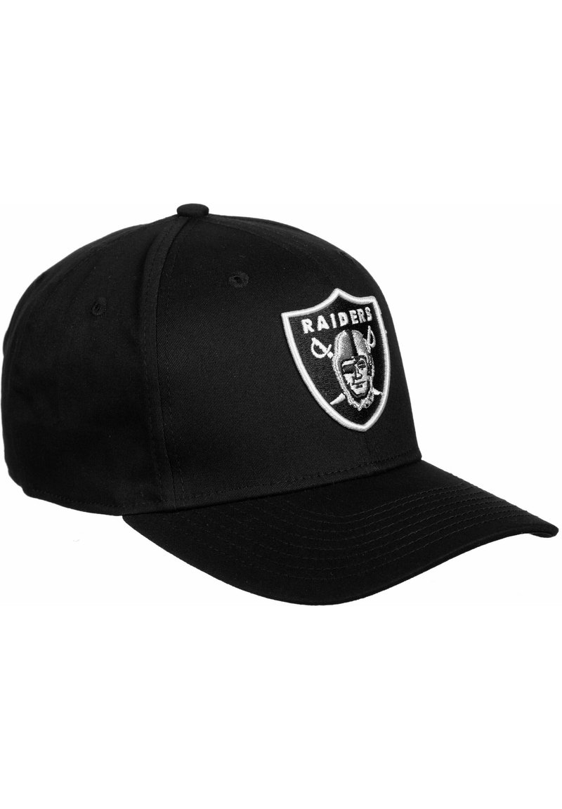 Melna beisbola cepure ar plakanu malu, priekšpusē ar baltu izšūtu "RAIDERS" logo un vairoga dizainu. Izgatavota no auduma materiāla.