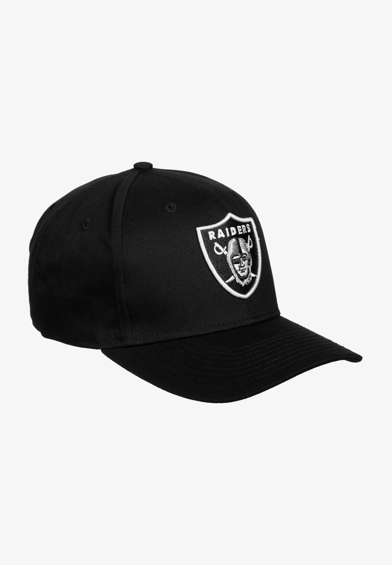 Cappellino da baseball nero con visiera piatta, con il logo "RAIDERS" ricamato in bianco e un design a scudo sulla parte anteriore. Realizzato in materiale tessile.
