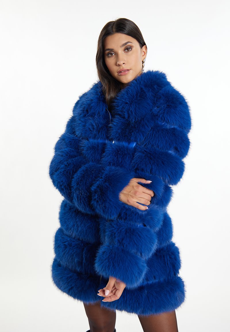 Blauer Kunstpelzmantel mit einem plüschigen und strukturierten Finish, mit einem kastigen Design, weiten Ärmeln und horizontalem Streifenmuster.