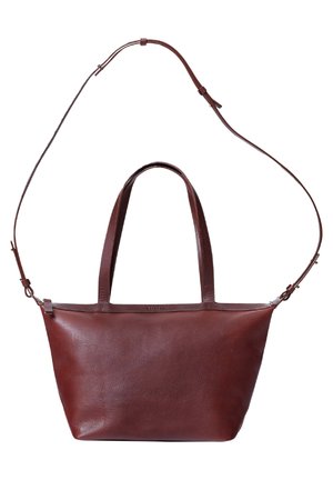 Bolso tote de cuero marrón con dos asas para el hombro y una correa cruzada ajustable. Textura suave, forma rectangular, diseño minimalista.