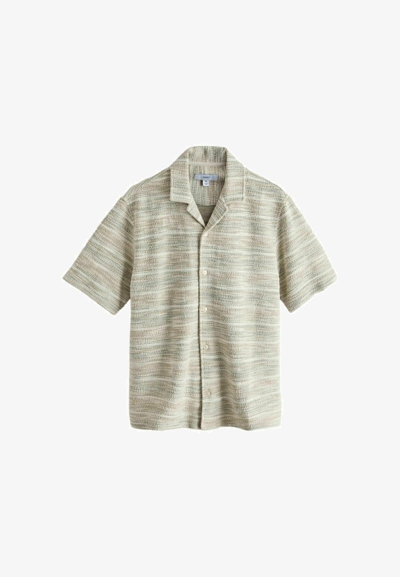 Chemise à manches courtes boutonnée avec des rayures horizontales beige et gris clair, col campagnard et tissu texturé.