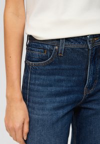 s.Oliver Flared Jeans - blau
