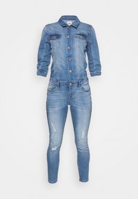 Džínový overal v světle modré barvě, s límečkem, předním zapínáním na knoflíky, dvěma kapsami na hrudi a distressed detaily na nohách. Přiléhavý střih.