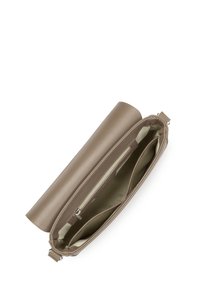 Borsa a mano in pelle marrone chiaro con superficie texture, dotata di chiusura a zip e scomparti interni divisi, foderata in un tessuto più chiaro.