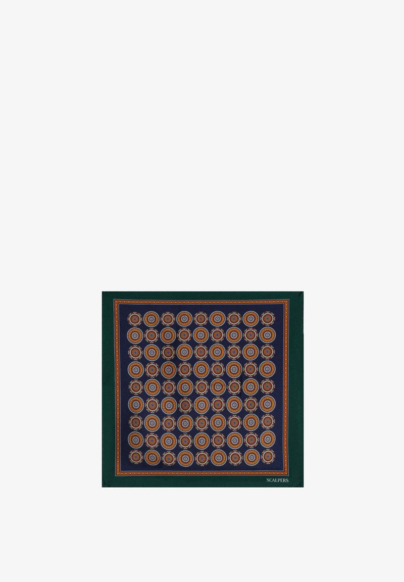 Pañuelo cuadrado con estampado en verde oscuro y azul marino con motivos florales circulares repetidos en naranja, azul y beige, con la marca "Scalpers" en una esquina.