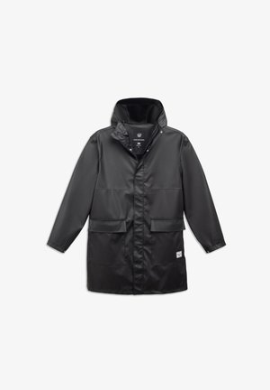 Crni vodootporni kaput s prednjim patentnim zatvaračem, dva velika prednja džepa, kapuljačom i sjajnom glatkom teksturom. Ima oznaku marke na donjem lijevom dijelu.