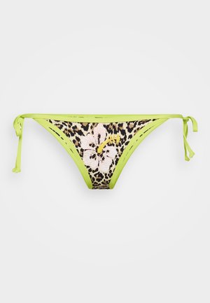 Bikini w Leoperdziem z jasnymi zielonymi troczkami, z różowym kwiatowym zdobieniem i wycięciami wzdłuż brzegów.