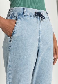 ONLY ONLBLUSH POPTRASH EASY BOX - Mom Jeans - light blue denim