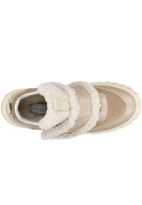 Baskets athlétiques beiges avec un col en fourrure douce et texturée, dessus en cuir lisse et en daim, et une semelle robuste. Dotées d'un système de fermeture à boucle et à crochet.