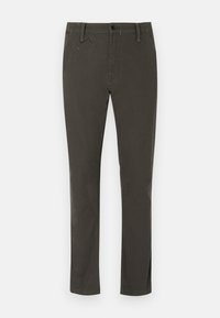 Wąskie spodnie w kolorze ciemnej oliwki z ukośnymi przednimi kieszeniami, szlufkami na pasek i zapinane na guzik na białym tle.