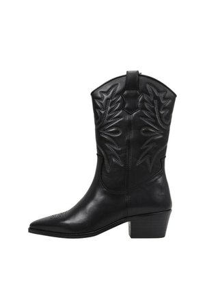 Bota cowboy de cuero negro con punta puntiaguda, tacón de bloque de altura media y patrones decorativos cosidos en la caña.