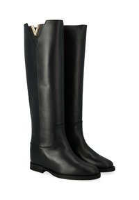 Stivali alti neri in pelle con una texture liscia, suola piatta e un dettaglio in oro sulla parte superiore a forma di "V."