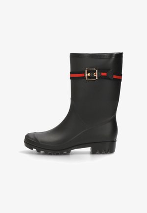 Bota de lluvia de goma negra con caña corta, acabado texturizado y detalle de cinturón a rayas rojas y negras con hebilla dorada. Suela contorneada.