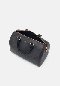 Sac à main en toile à carreaux sombre avec fermeture éclair dorée, anses en cuir noir et détail de logo dans une forme structurée. Fermeture supérieure zippée.