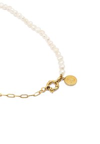 Perlenkette mit unregelmäßig geformten weißen Perlen, versehen mit einer Goldkette und einem Verschluss mit einem dekorativen Medaillonakzent.