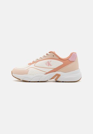 Lavprofil sneaker i hvid og fersken med pink accenter, teksturerede sider, snørelukning og tyk hvid sål med brun mønster.