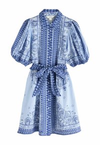 Rochie albastră cu model, cu guler, mâneci bufante și curea legată la talie. Fabricată dintr-un material ușor, cu desene florale și paisley.