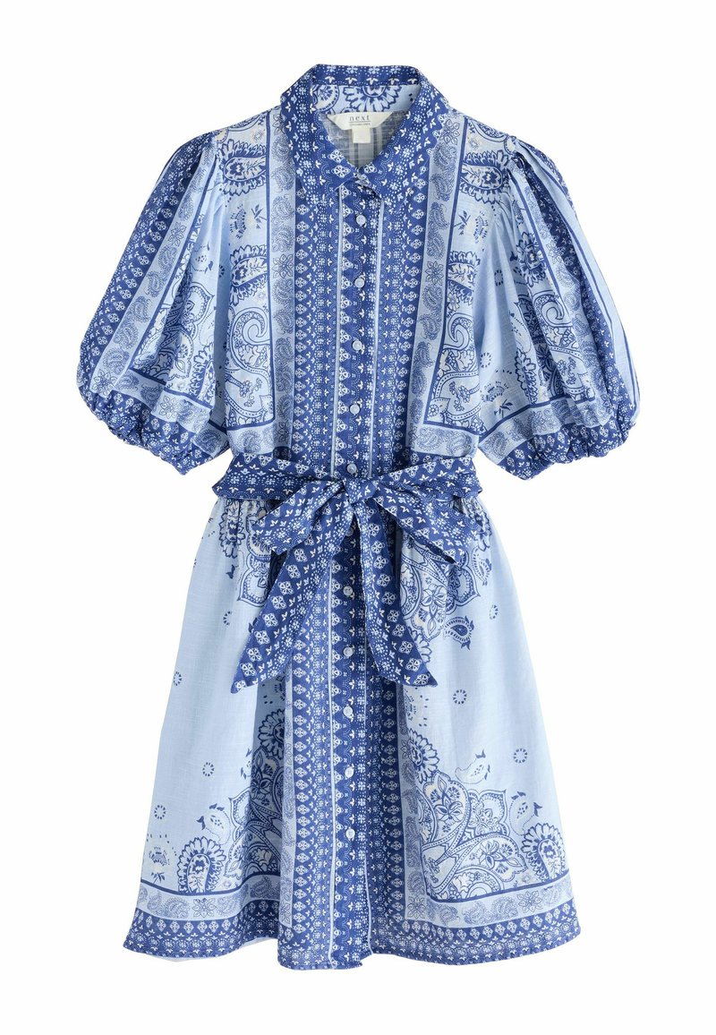 Rochie albastră cu model, cu guler, mâneci bufante și curea legată la talie. Fabricată dintr-un material ușor, cu desene florale și paisley.
