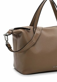 Hnědá texturovaná kožená kabelka s dvěma držadly a odnímatelným popruhem. Má zipové zapínání, stříbrné kování a kontrastní černé detaily.