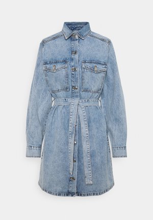 Lyseblå denim kjole med lange ærmer, forknapper, to brystlommer med klapper, krave og matchende bælte i taljen.