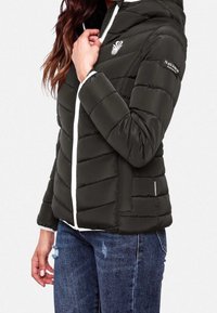 Donkergroene pufferjack met capuchon, witte ritsen en accenten, met een doorgestikt ontwerp en een logo op de linkermouw.