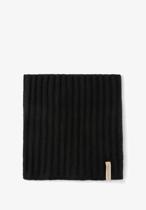 Schwarzer gestrickter Loop mit gerippter Textur und einem Etikett. Das Material wirkt weich und warm, mit einem schlichten, unbeschmückten Design.