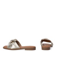 Metallic gule slide sandaler med et knyttet design foran, der har en flad brun sål og glat tekstur. Bagfra ses en minimal hælsektion.