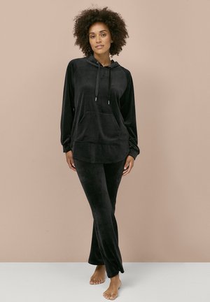 Sort velour loungewear sæt med hætte og forlommer i toppen samt matchende bukser. Blød tekstur, afslappet pasform og lange ærmer.