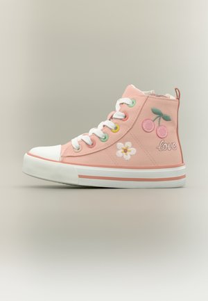 Różowe sneakersy za kostkę z białą podeszwą, białymi sznurowadłami, wyszywanymi wiśniami, kwiatem i słowem „love” po boku.